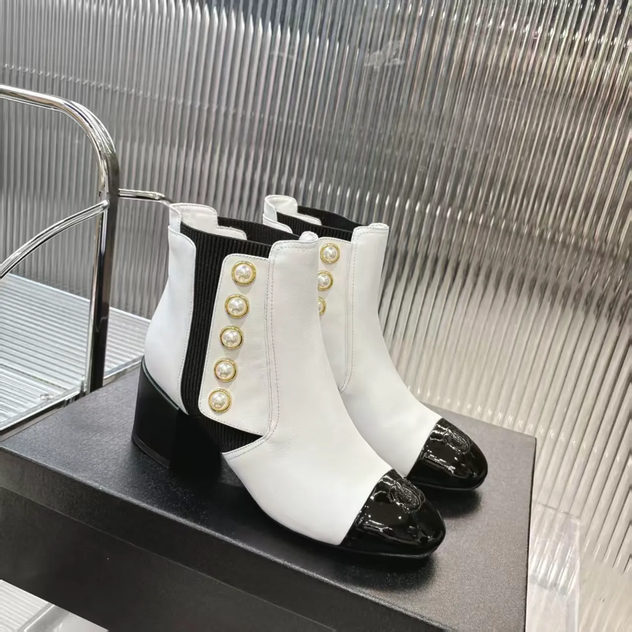 👟👟Ex-factory price 680👟👟 (top version) 𝗖𝗛𝗔𝗡𝗘𝗟𝟐5 years of Chanel𝐅𝐖Must-have for autumn and winter rhombus motorcycle boots Martin boots Xiaoxiangjia's super classic motorcycle boots sweet and cool shape can easily increase the height of the foot and elongate the legs. It is fashionable and fashionable with pearls One-to-one reproduction of the original 👟Material: First-layer cowhide ▪️Heel height: 6.5𝐜𝐦 ▪️Lining: sheepskin ▫️𝐒𝐢𝐳𝐞:𝟑𝟓-𝟒𝟏𝐌(𝟒𝟎, 𝟒𝟏 customization is not returnable) ▪️Sole: original 1:1 molded leather outsole ▫️Color: black, white, apricot (three colors included) ▪️Combined with original full set of packaging📦